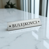 Keskeny névtábla furatokkal 8 × 2 cm