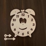 Ébresztőóra smiley mutatókkal