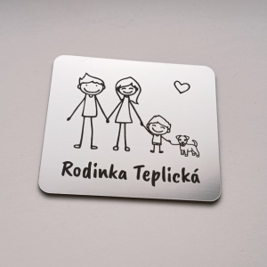 Ajtó névtábla szülők és kisfia kutyával