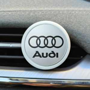 Fehér autós illatosító Audi